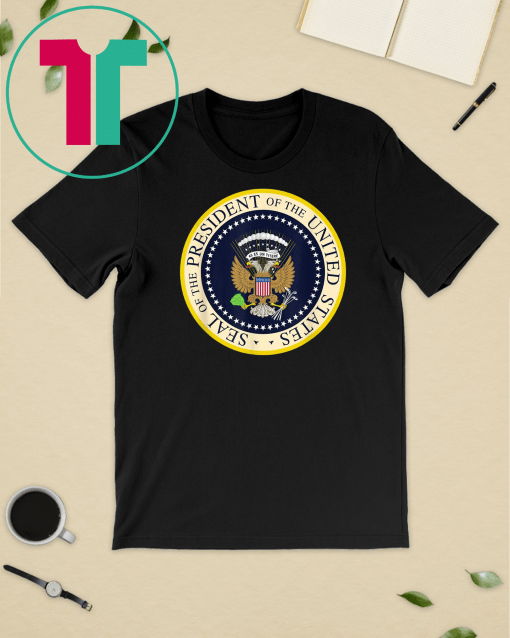 Fake Presidential Seal 45 Es Un Titere Puppet Funny T-Shirt