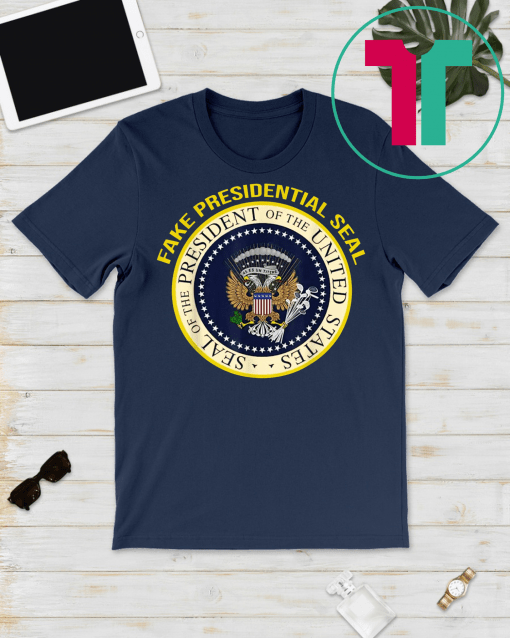 Fake Presidential Seal 45 Es Un Titere Puppet Trump T-Shirt