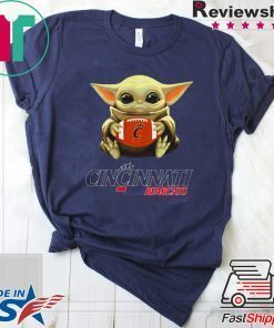 Baby Yoda hug Cincinnati Bearcats shirt