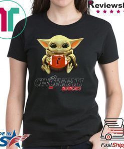 Baby Yoda hug Cincinnati Bearcats shirt