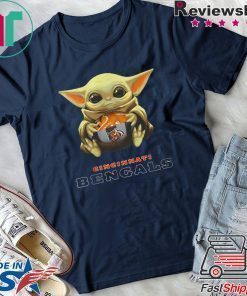 Baby Yoda hug Cincinnati Bengals shirt