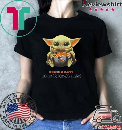 Baby Yoda hug Cincinnati Bengals shirt