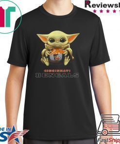 Baby Yoda hug Cincinnati Bengals shirt