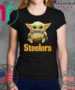 Baby Yoda hug Pittsburgh Steelers shirt