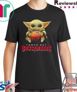 Baby Yoda hug Tampa Bay Buccaneers shirt