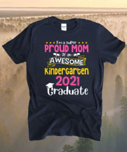 Funny Proud Mom Of An Awesome Kindergarten 2021 Graduate Shirt