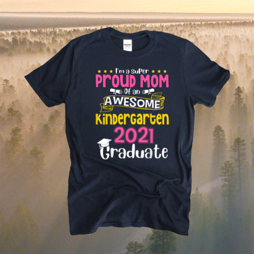 Funny Proud Mom Of An Awesome Kindergarten 2021 Graduate Shirt