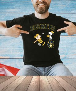Peanuts Charlie Brown And Snoopy Playing Baseball Milwaukee Brewers T-shirt
