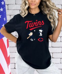 Peanuts Charlie Brown And Snoopy Playing Baseball Minnesota Twins T-shirt