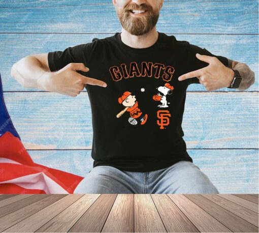 Peanuts Charlie Brown And Snoopy Playing Baseball San Francisco Giants T-shirt