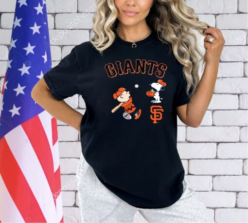 Peanuts Charlie Brown And Snoopy Playing Baseball San Francisco Giants T-shirt